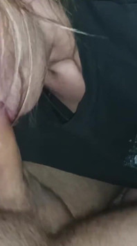 Domácí amatérské šukání do pusy a deepthroat s masivním výstřikem do krku