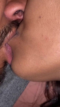 Heißes küssen, mach einen harten nippel-orgasmus an - große möpse lecken