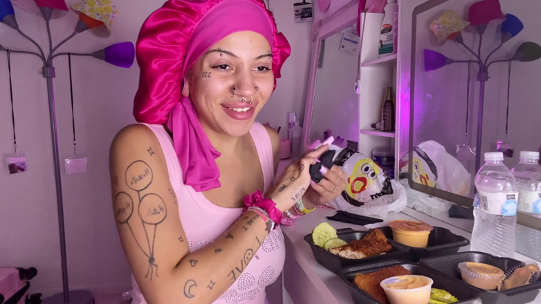 Nali Marie: Mukbang cibo piccante asmr unghie lunghe disordinate facestuffing vlog