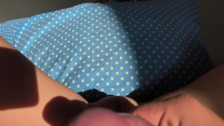 Blondasexy00: Adik tiri ngusap kontol besar adik tirinya sendiri dengan memek...