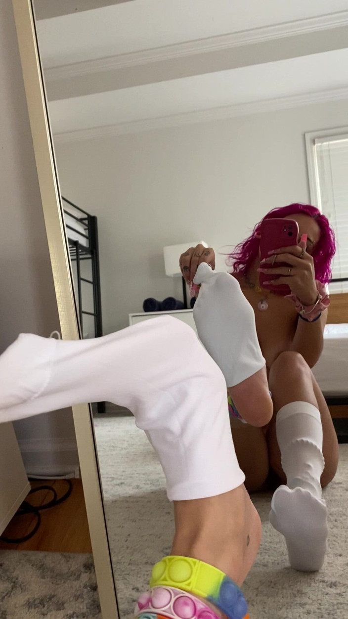 Nali Marie: 작은 발바닥의 실크 양말 흰색 메쉬 양말 페인트 발톱