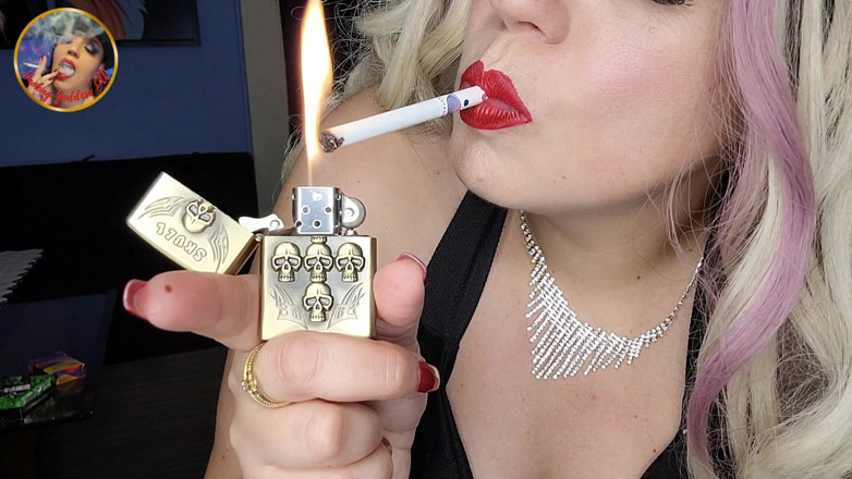 Lilli Cukierek Cox: Blonde Smoking