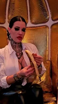 Slečna Alessa Milano drcení krmení nohou čištění bot, plivající fackování