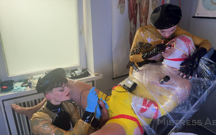 MistressAe: Studiu medical din Berlin 01 robie, stimulare electrică, sondare și ace