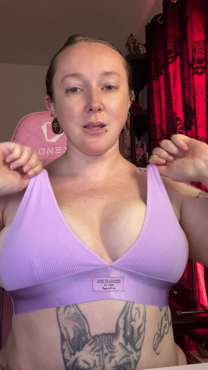 Kisicaxx: Loving Caresses and Kisses for My Huge Breasts