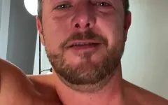 Papa neukt een pompoen en komt klaar