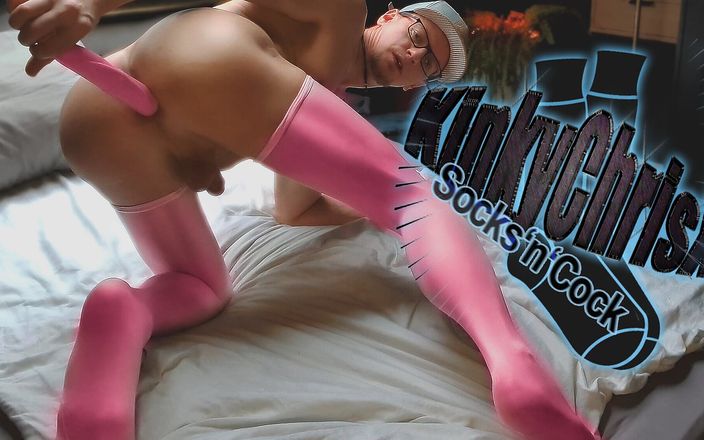 KinkyChrisX: Kinkychrisx in roze dijkousen spelen met een roze dubbele dildo