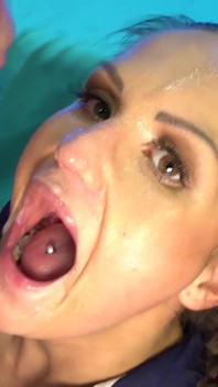 Barbara Bieber sexy chica en uniforme universitario obtiene facial