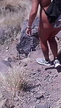 Un couple marche nu près de la côte