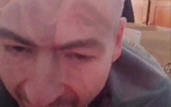 Justin hoodwar: Ein typ gibt seinen großen schwanz einem blowjob-mund und kommt...