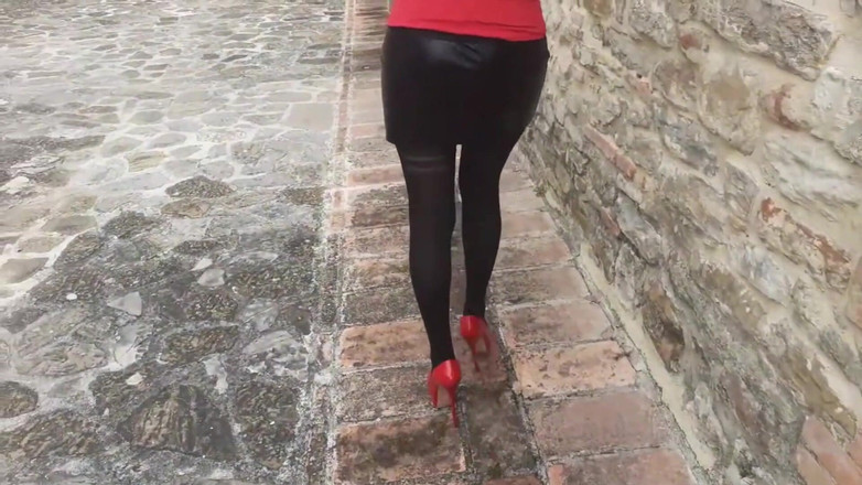 LauraOnHeels: 熟女はパンストとハイヒールを履いて歩きます