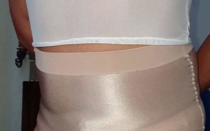 Sexy shinny clothes: Flüssiger Satinrock und Nylon briefs