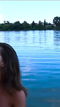 Nora bên bờ sông