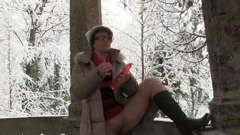 Popp Sylvie: Popp Sylvie - My pussy in the snow
