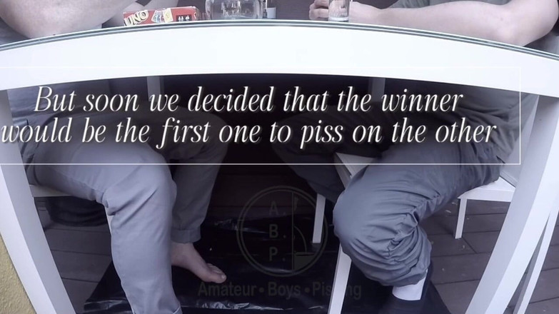 AmateurMates: 2 хлопчики мають "перший, щоб пописати на інший" виклик, щоб оживити нудну гру Уно, і невдаха отримує виклик
