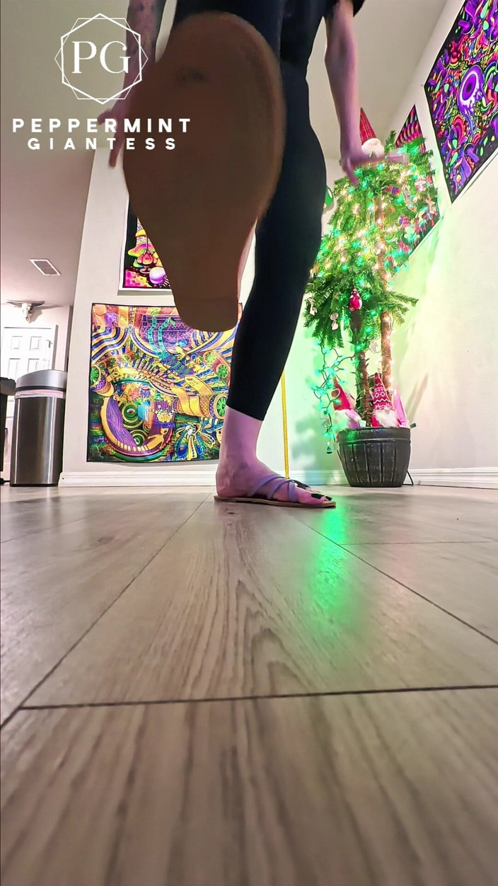 Peppermint Giantess: 6'7 dev kadın sandaletle toprağı parçalıyor yoğun yavaş mo stomps...