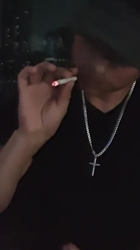 Pacarku mergokin aku lagi ngocok dan merokok