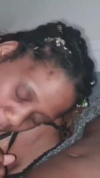 Bú con cu to đen trong khi móc cua âm hộ ướt át mập mạp của tôi