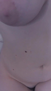 Amilia Onyx à gros nichons fait un footjob et se fait baiser