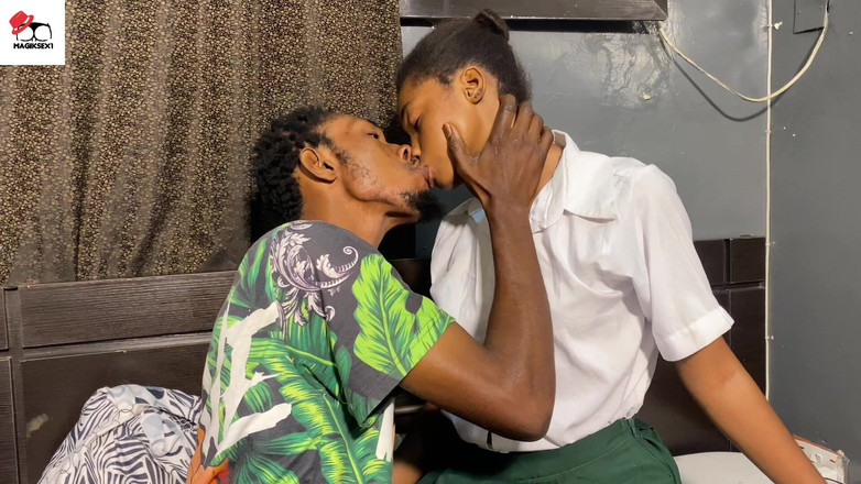 Magiksex1: Pequeña chica de culo va a follar a su compañero...