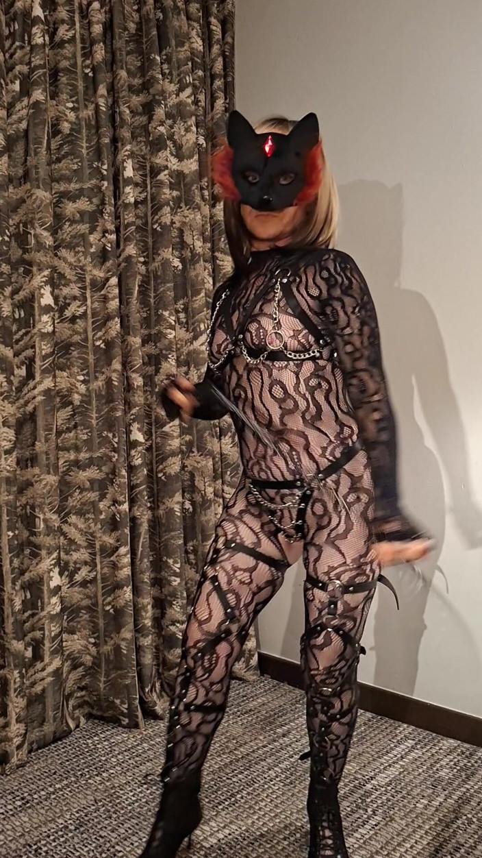 Chantillylace2025: Heiße MILf genießt ihren dildo