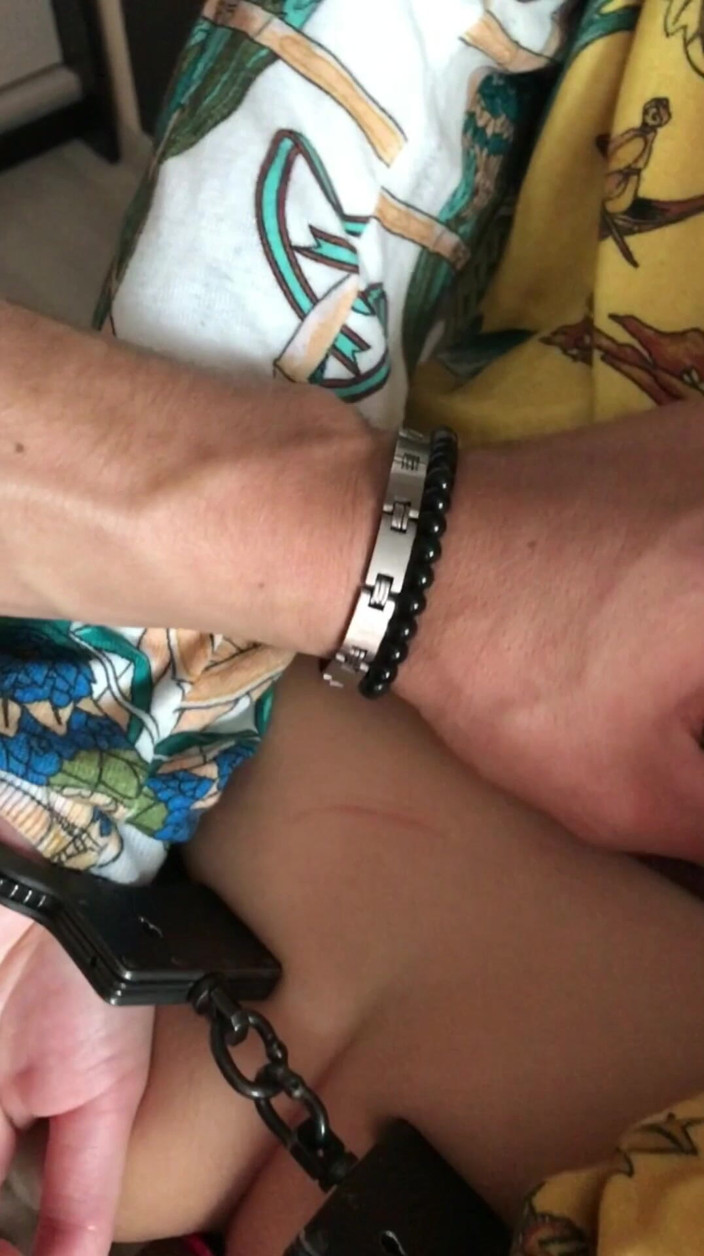 Aleks Sam: 手錠をかけられ、尻に赤いコルクを刺されて、無力な女にキスして抱くなんて