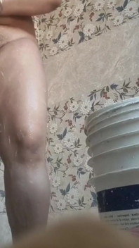 Aku pergi ke rumah bibiku hari ini untuk mandi.