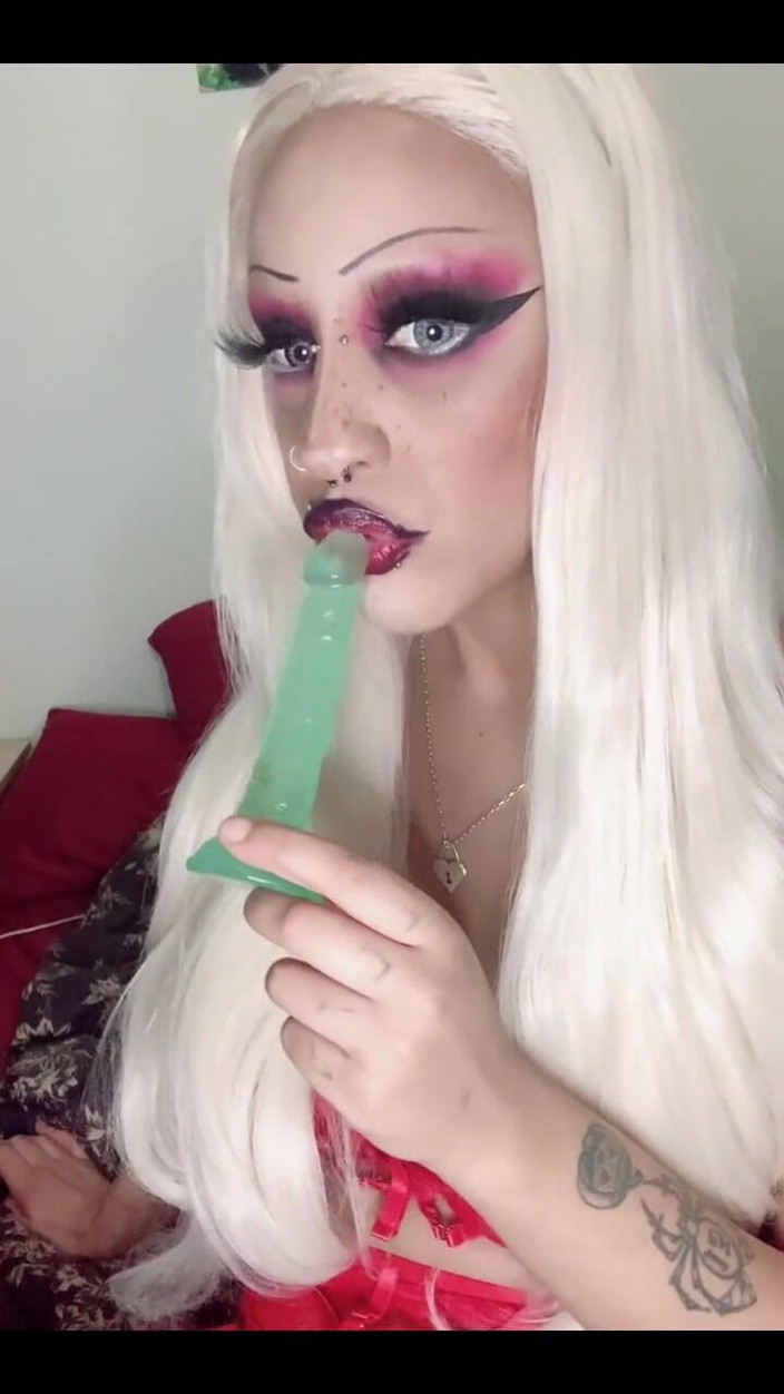 Laika Lewd: Чи не хотілося б, щоб я замість цього смоктав на тебе?