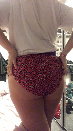 Curvy Liv: Spogliarello mostra grandi tette e culo