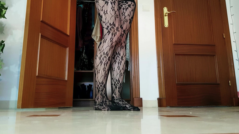 Mila Lewis: Picioare sexy modelând ciorapi de nailon