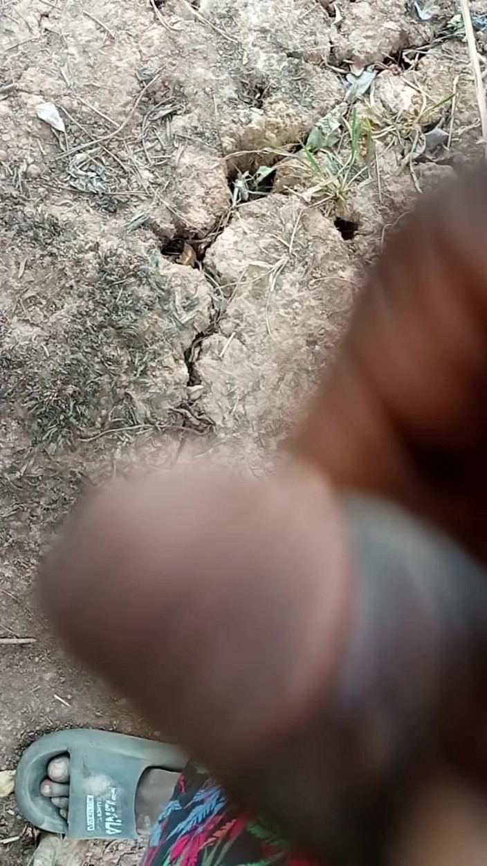 Kpekus arena: 숲에서 자위하는 아프리카 소년