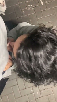 야외에서 자지를 빠는 문신을 한 밀프
