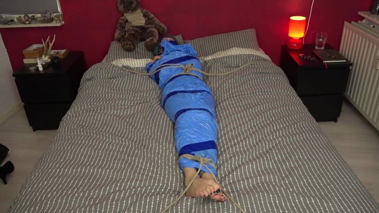 Restricting Ropes: Luna Grey - mumificada na cama