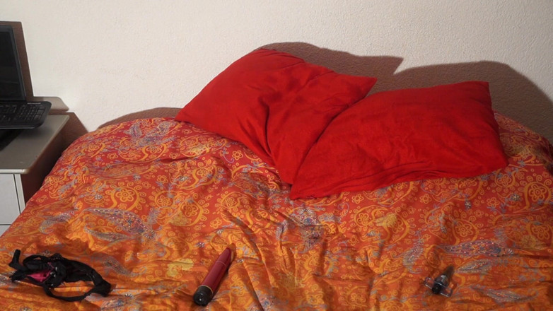 Caralia Deluxe: Geil orgasme met behulp van een geweldige dildo