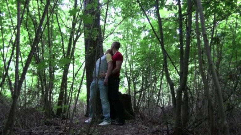 Gaybareback: Twink im wald von Jordan Fox gefickt