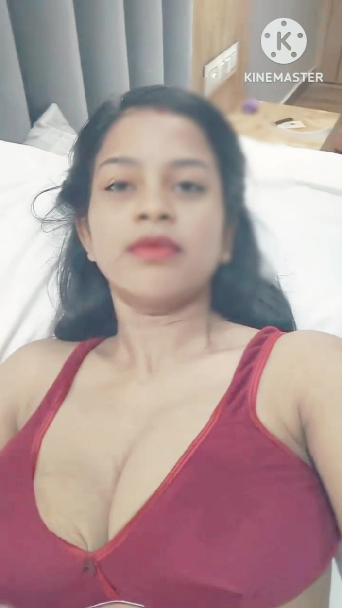 Nisha bhabhi ki chudai: Desi bhabhi fällt und drückt ihre großen möpse, milch