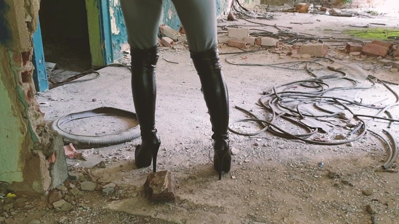 Miss Flora: Stiefel, jeans &amp; zerquetschendes necken in einem verlassenen gebäude