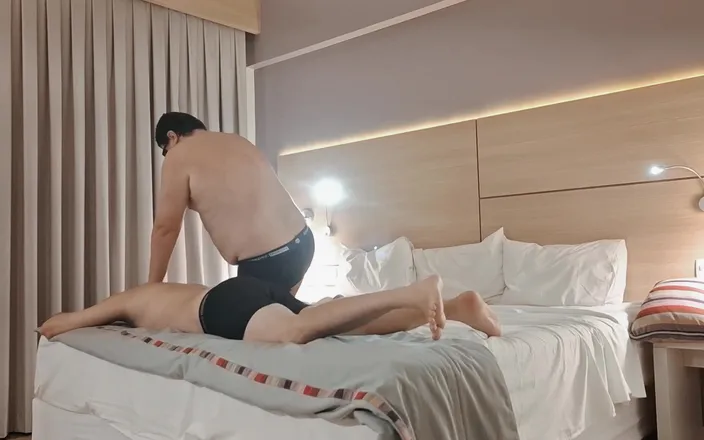 Combat and fetish: Chubby Man Vs. Jobber: Fighting on the Bed