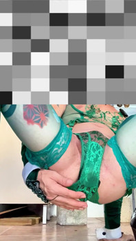 Roztomilý Femboy, velmi sexy punčochy, spodní prádlo ukazující venku jeho kalhotky