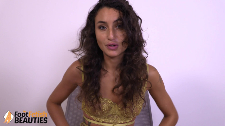 Foot Fetish HD: スリムベイブが臭いランニングシューズを見せてスタッドを惹きつける