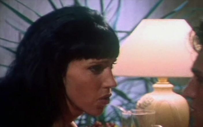 Inthe MILF room: Su marido la engaña y ella se venga follando a...