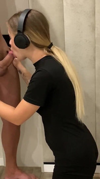 在所有客人来之前，我操了我朋友的女朋友。