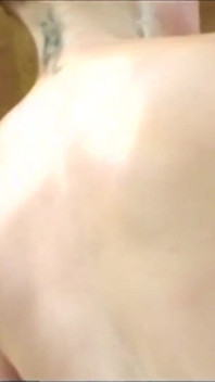 Seksi kızıl saçlı iki yarak kolay olduğu için götüne bir beyzbol sopası alabilir