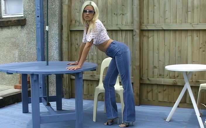 One Man Banned: Ao ar livre mijando em seus jeans