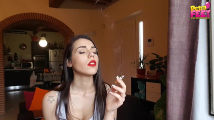 Smokin Fetish: Gagica italiană atrăgătoare Petra adoră trabucurile