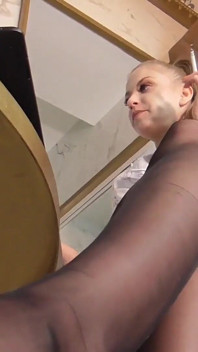 Sekretärin fuß-wichsen - nasse nylonfüße von rauchendem blondem büromädchen!