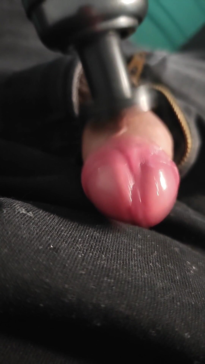 TwinkFelix: Using Massage Gun Until I Cum