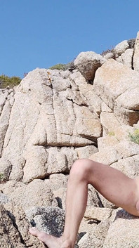 Giovane fusto beccato a masturbarsi in spiaggia accanto agli scogli