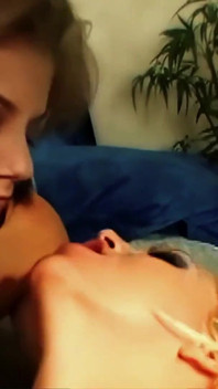 Nikki Hunter ve Alex Devine sırayla göt deliklerini sert siktiriyor