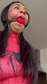 Courtney застукали в бондаже веб 4K + за кулисами